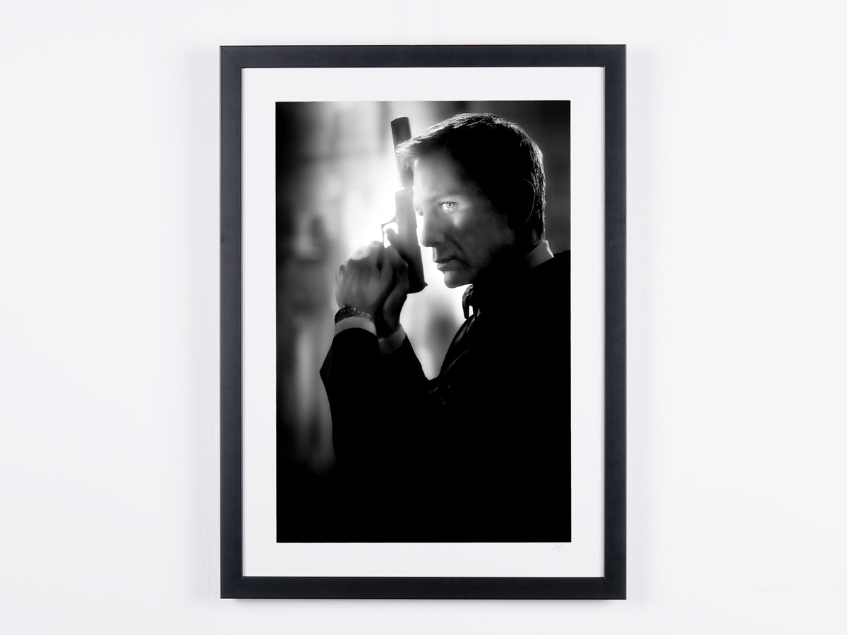 Fotografía de arte de Daniel Craig en Casino Royale, enmarcada a mano — edición limitada de 30 ejemplares numerados.
