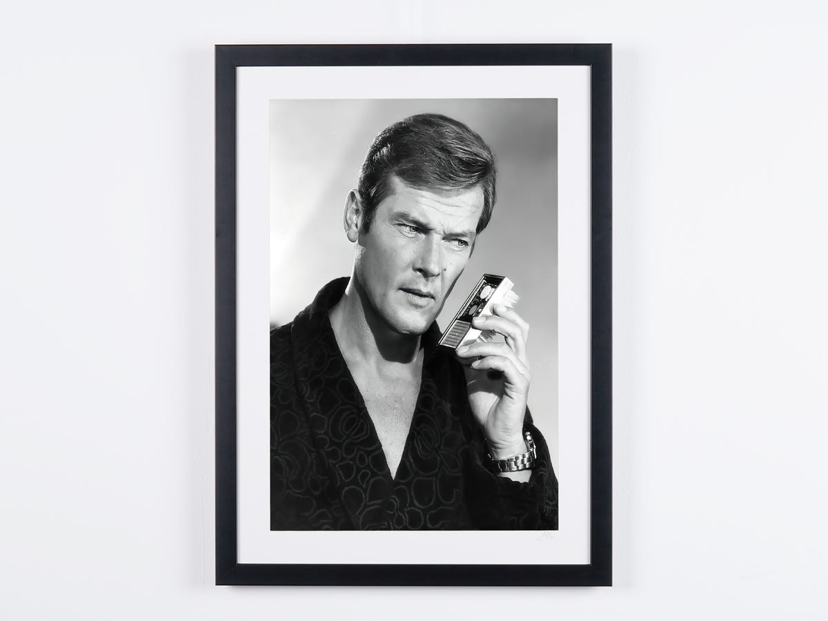Photographie d’art de Roger Moore dans Vivre et laisser mourir, encadrée à la main — édition limitée de 30 exemplaires numérotés.