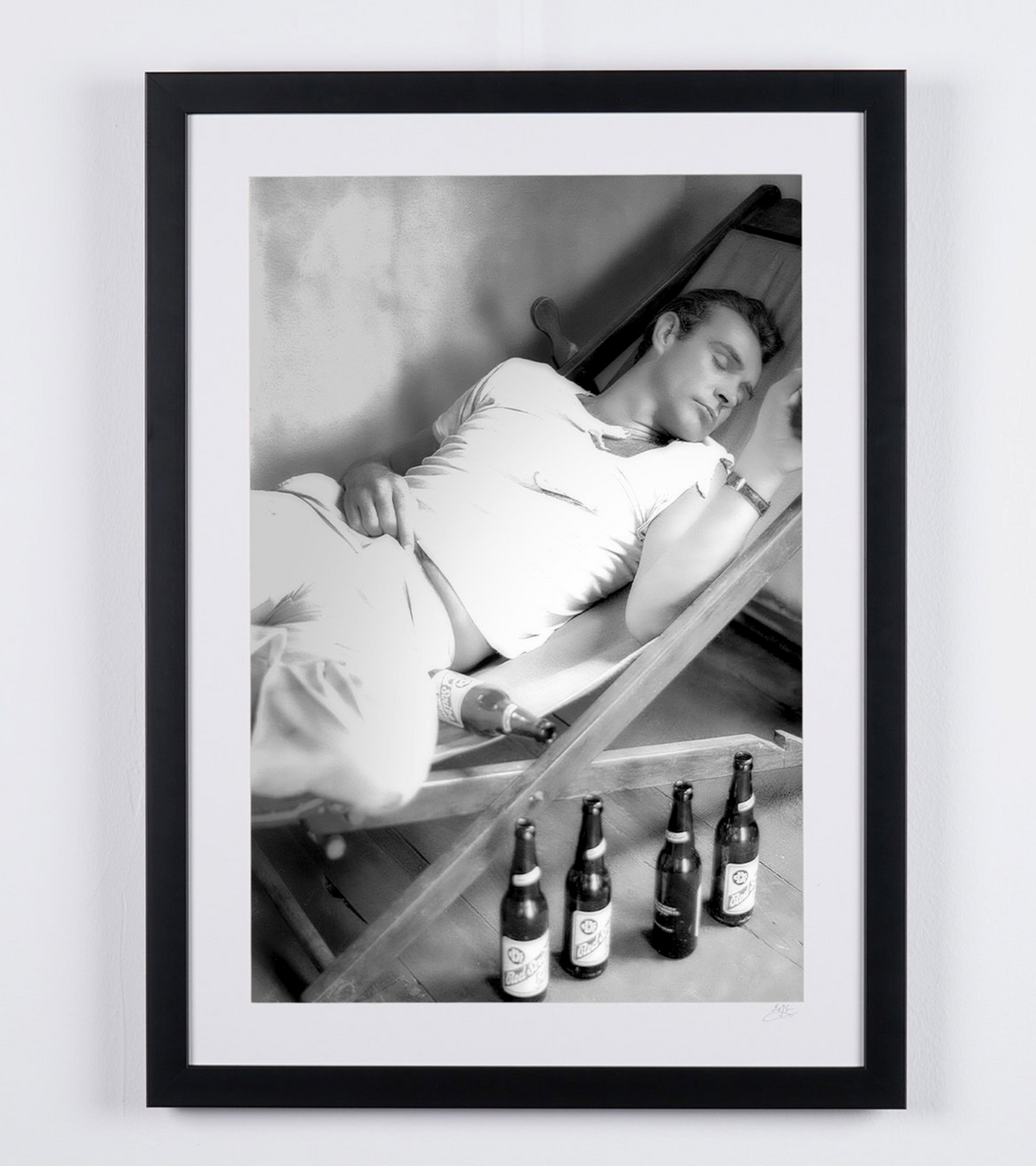 Photographie d’art de Sean Connery dans James Bond 007 contre Dr No, encadrée à la main — édition limitée de 30 exemplaires numérotés.