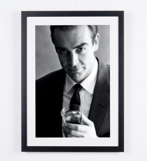 James Bond, Sean Connery (James Bond) - Shoot for Smirnoff Vodka — photographie de cinéma encadrée, tirage Fine Art