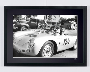 James Dean in his Porsche 550 Speedster (1955) — photographie de cinéma encadrée, tirage Fine Art