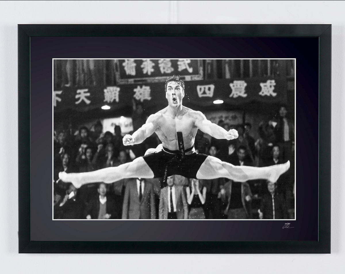 Fotografía de arte de Jean-Claude Van Damme en Bloodsport, enmarcada a mano — edición limitada de 30 ejemplares numerados.