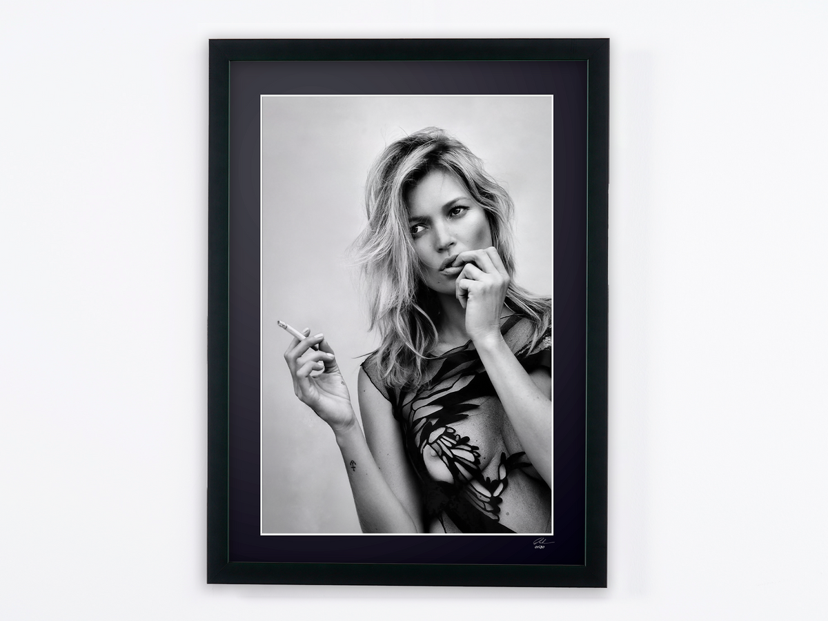 Fotografía de arte de Kate Moss en Kate Moss — cigarrillo, enmarcada a mano — edición limitada de 30 ejemplares numerados.