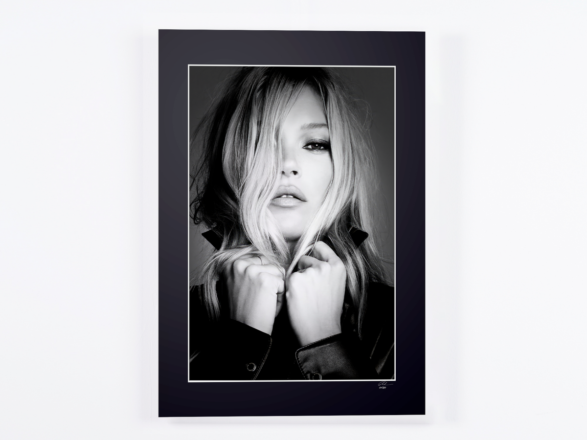 Photographie d’art de Kate Moss dans Kate Moss — un portrait serré, en noir et blanc, encadrée à la main — édition limitée de 30 exemplaires numérotés.