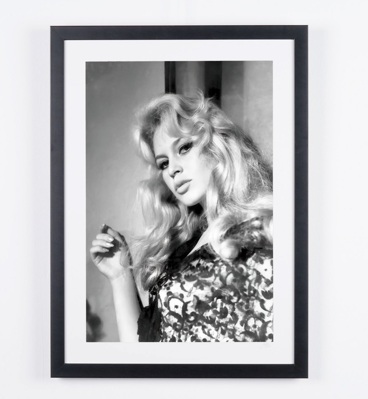 Fotografía de arte de Brigitte Bardot en La femme et le Pantin, enmarcada a mano — edición limitada de 30 ejemplares numerados.