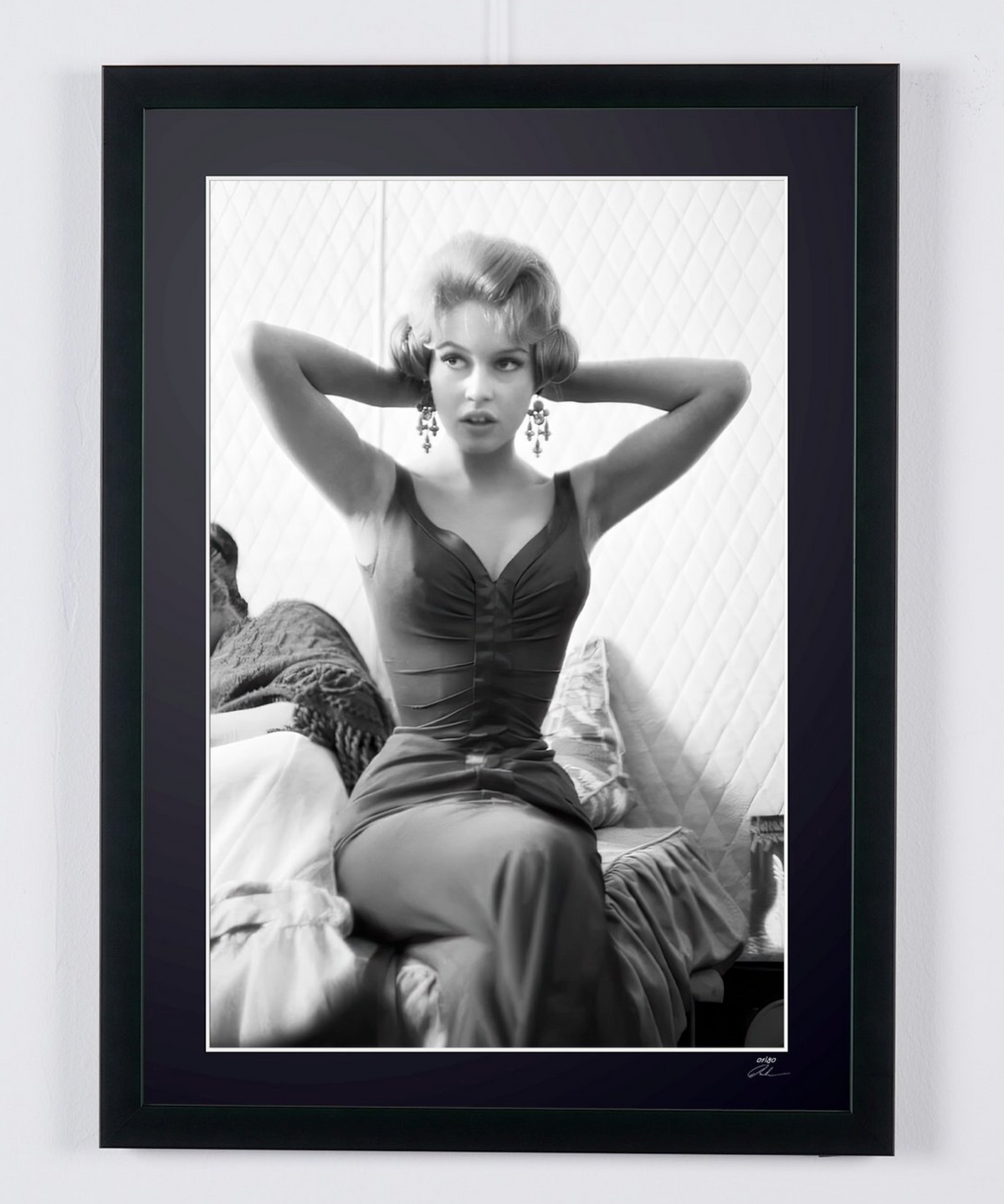 Kunstfoto van Brigitte Bardot in La Parisienne, met de hand ingelijst — gelimiteerde oplage van 30 genummerde exemplaren.