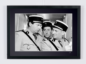 Le Gendarme de Saint-Tropez (1964) - Louis de Funès, Michel Galabru, Jean Lefebvre in a huddle (black and white) — framed cinema photograph