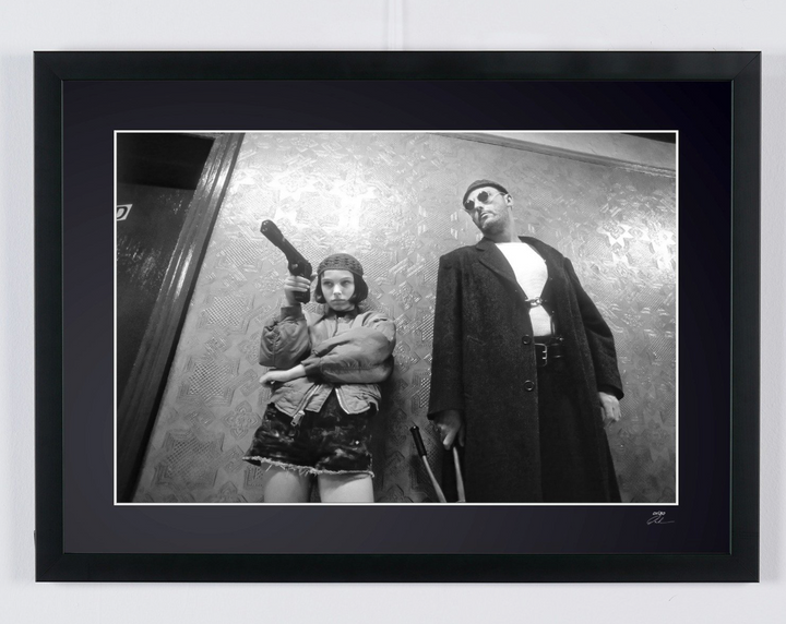 Léon — Mathilda and Léon motionless in the corridor