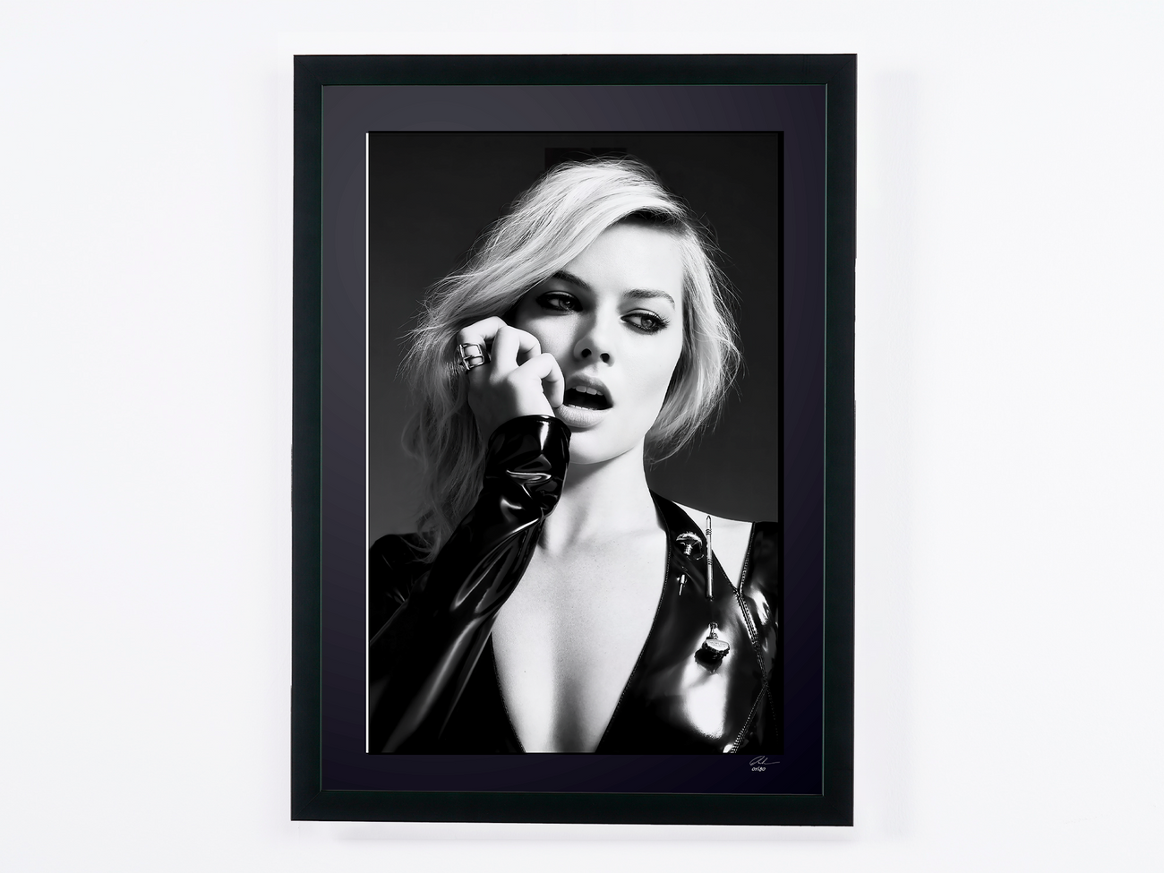 Photographie d’art de Margot Robbie dans Margot Robbie — portrait, encadrée à la main — édition limitée de 30 exemplaires numérotés.