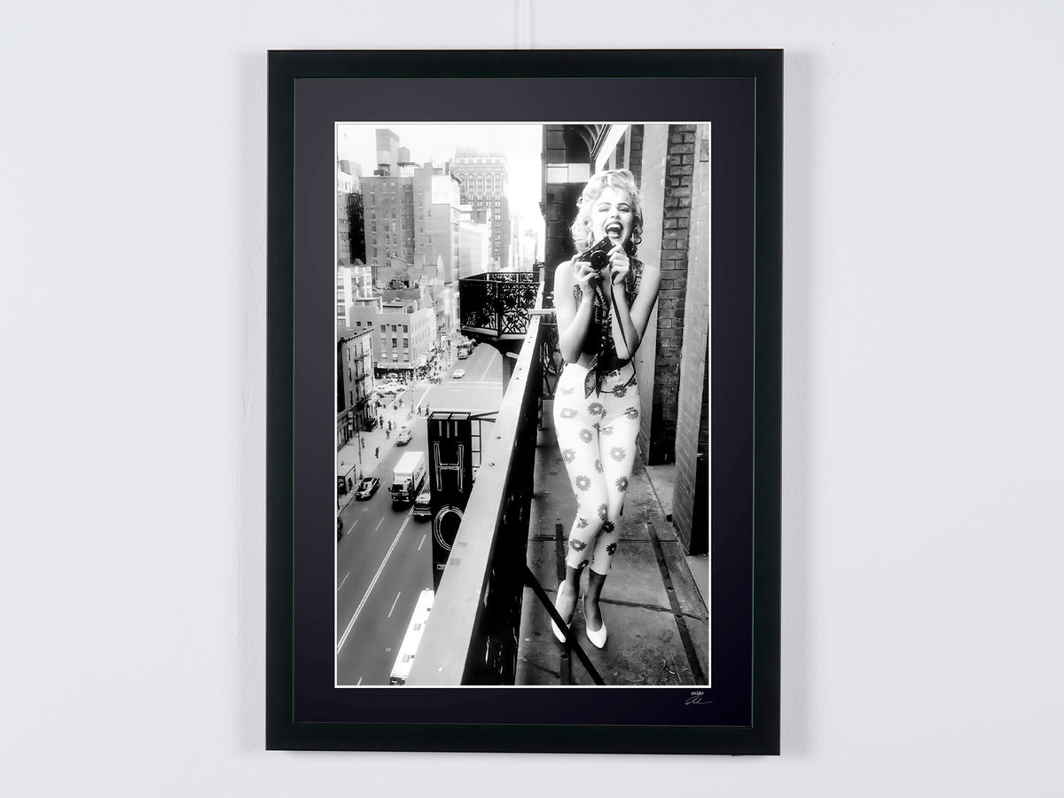 Fotografía de arte de Marilyn Monroe en Marilyn Monroe — fotógrafa, enmarcada a mano — edición limitada de 30 ejemplares numerados.