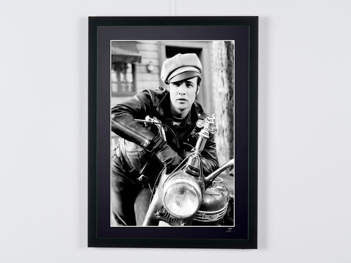 Photographie d’art de Marlon Brando dans L’Équipée sauvage, encadrée à la main — édition limitée de 30 exemplaires numérotés.