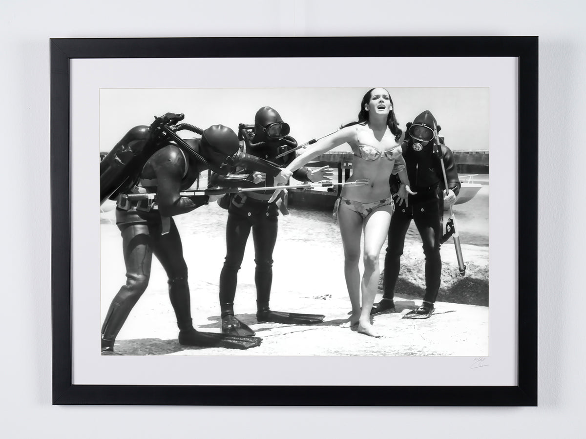 James Bond - Opération Tonnerre - Martine Beswick sur le tournage (1965) — photographie de cinéma encadrée, tirage Fine Art