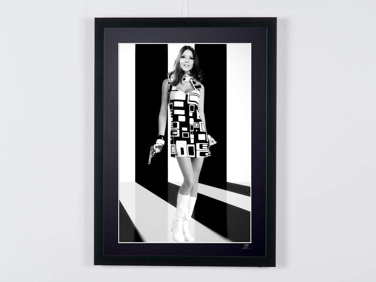 Fotografía de arte de Diana Rigg en Chapeau melon et bottes de cuir, enmarcada a mano — edición limitada de 30 ejemplares numerados.