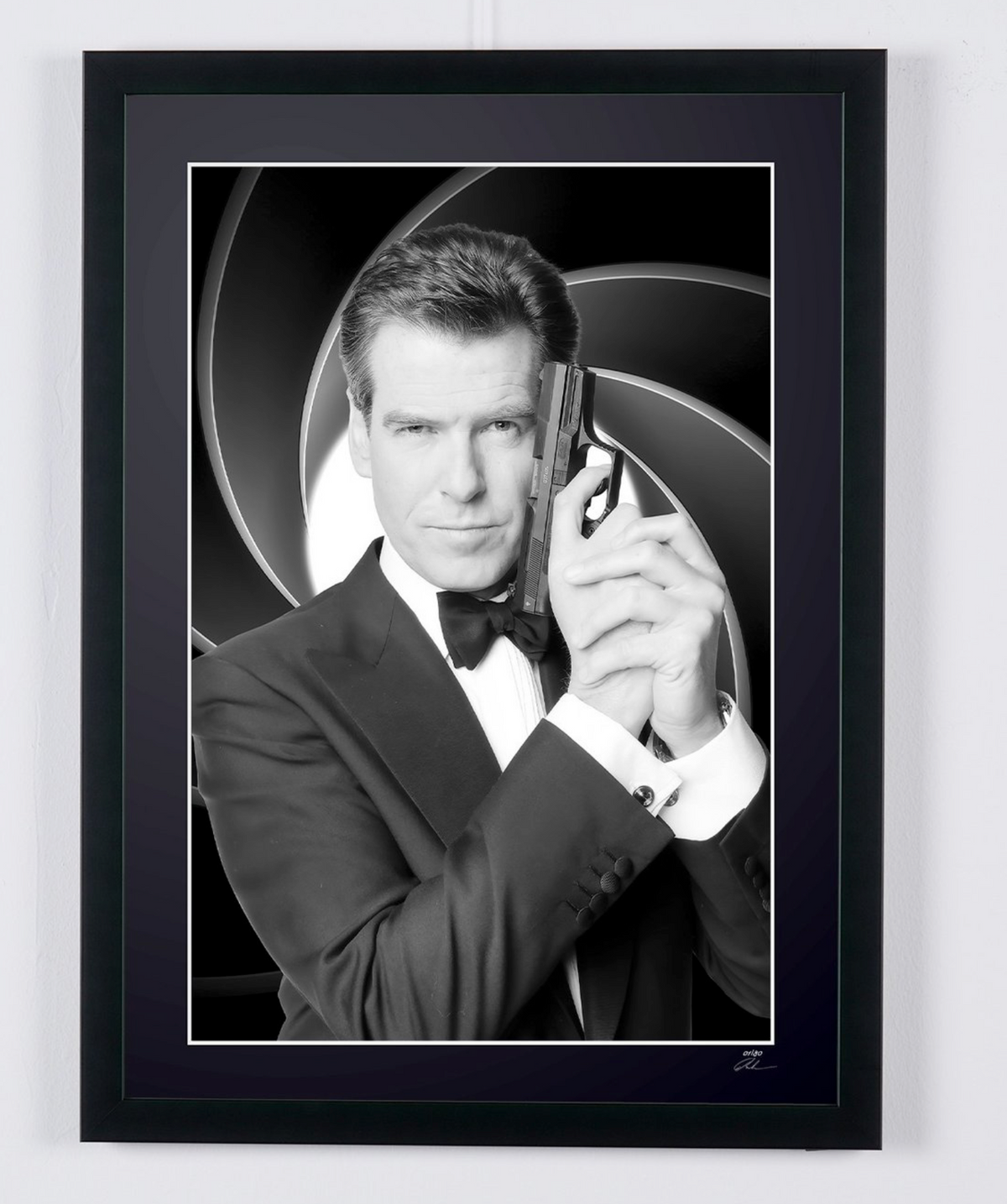 Fotografía de arte de Pierce Brosnan en James Bond 007 — Pierce Brosnan — James Bond, enmarcada a mano — edición limitada de 30 ejemplares numerados.