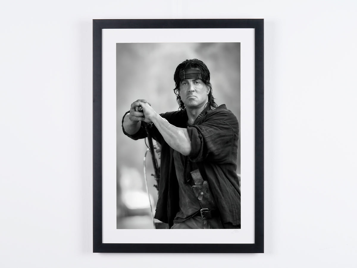 Photographie d’art de Sylvester Stallone dans Rambo IV, encadrée à la main — édition limitée de 30 exemplaires numérotés.