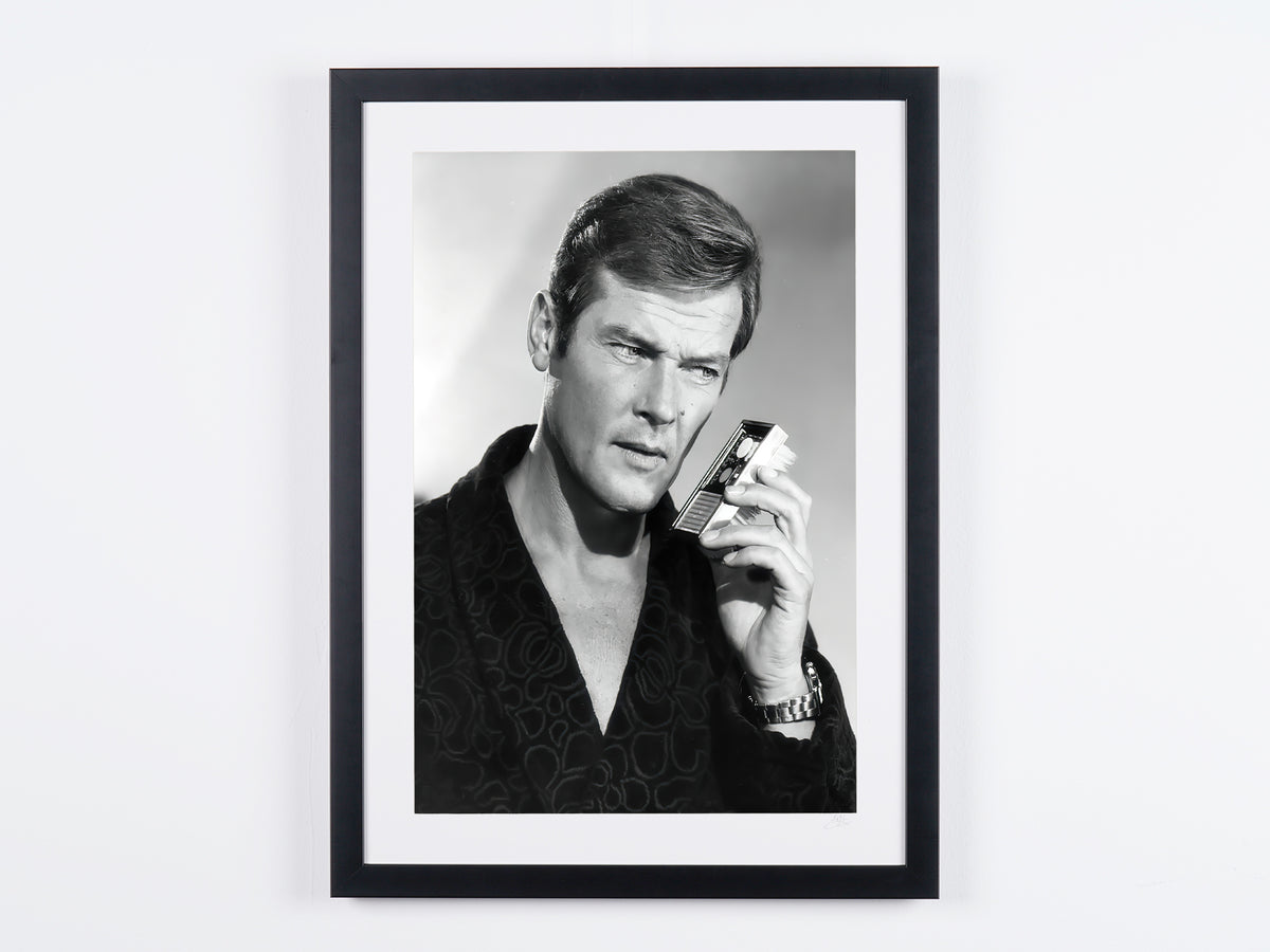 James Bond - Vivre et laisser mourir - Roger Moore en agent 007 — photographie de cinéma encadrée, tirage Fine Art