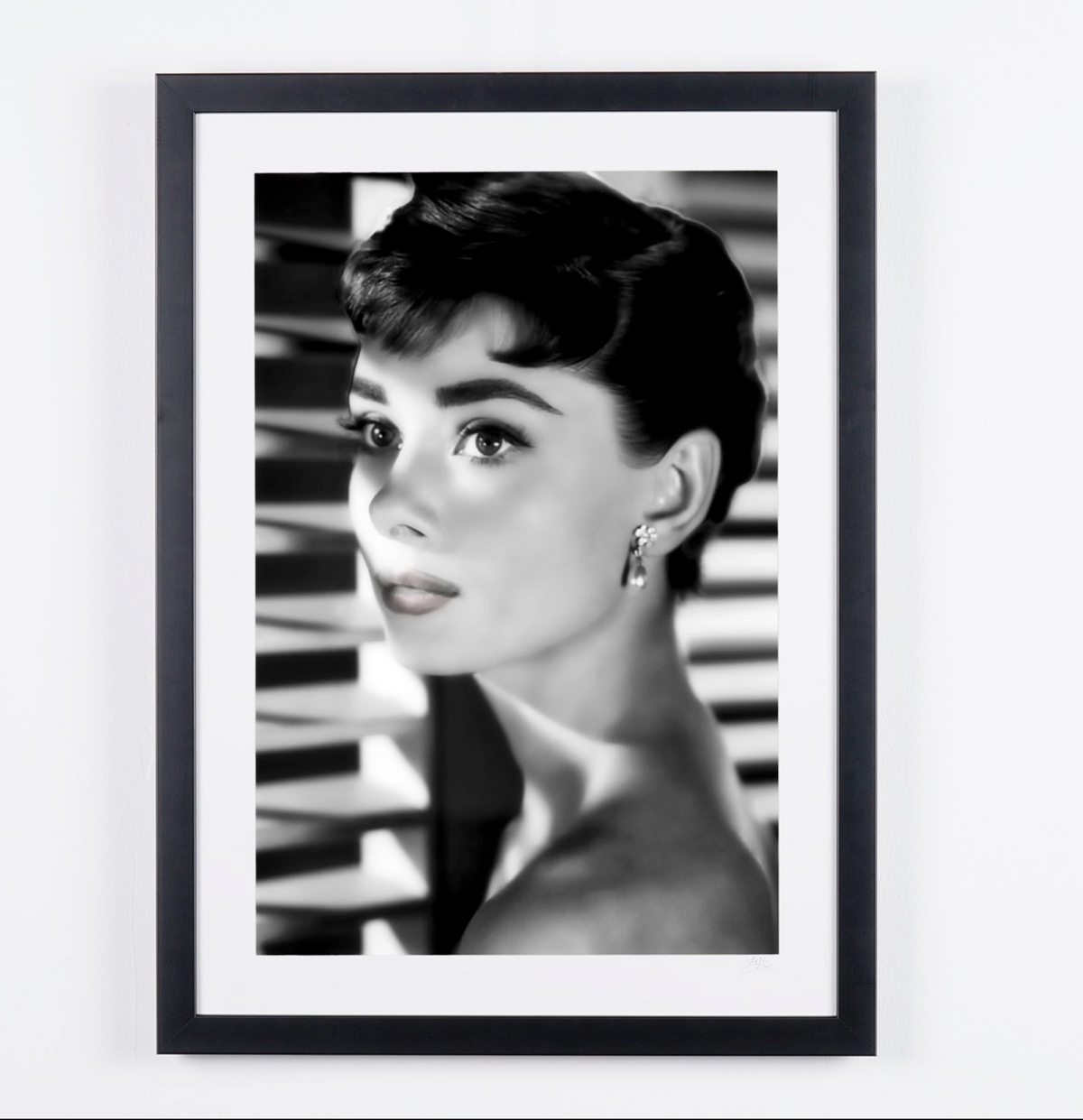 Photographie d’art de Audrey Hepburn dans Sabrina, encadrée à la main — édition limitée de 30 exemplaires numérotés.