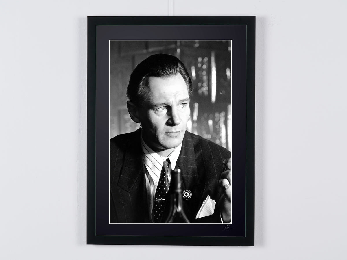 Photographie d’art de Liam Neeson dans La Liste de Schindler, encadrée à la main — édition limitée de 30 exemplaires numérotés.