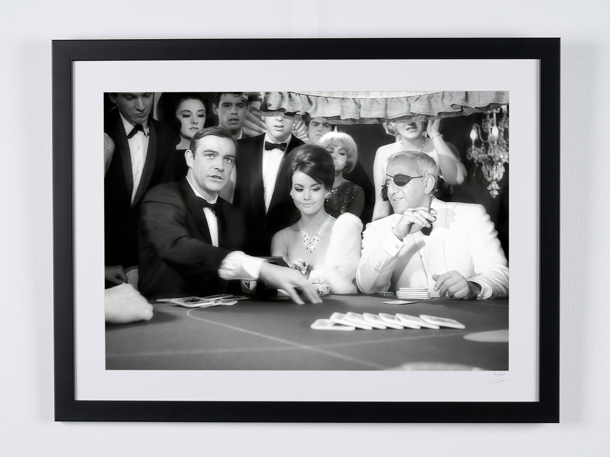James Bond - Opération Tonnerre - Sean Connery, Claudine Auger et Adolfo Celi sur le tournage (1965) — photographie de cinéma encadrée