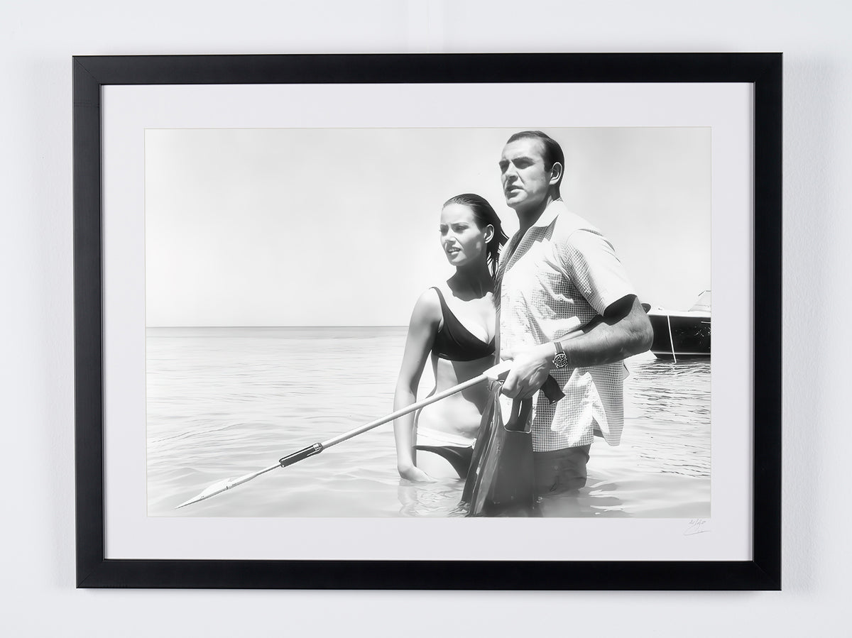 James Bond - Operación Trueno - Sean Connery y Claudine Auger en las Bahamas — fotografía de cine enmarcada