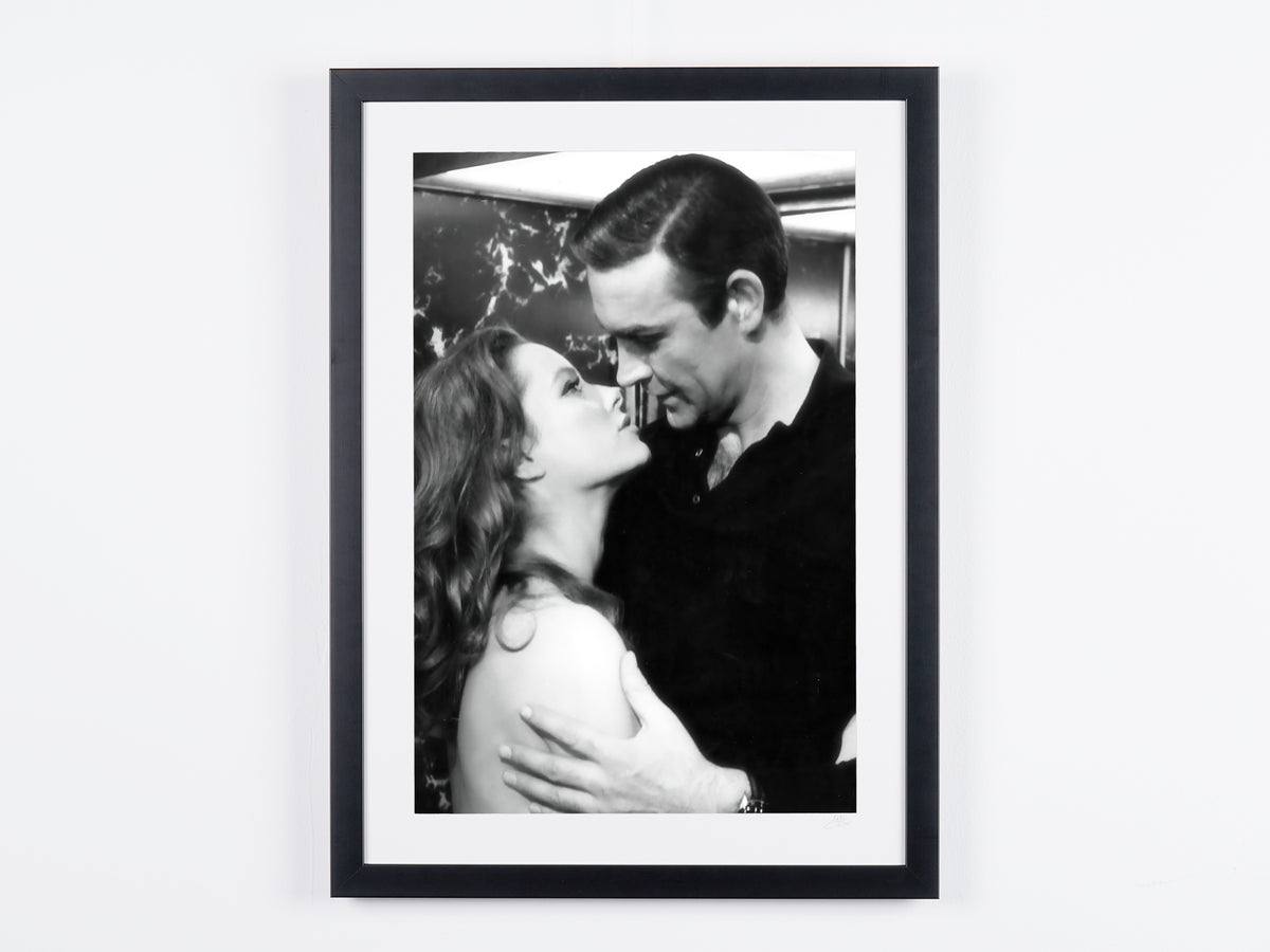 James Bond - Opération Tonnerre - Sean Connery dans le rôle de James Bond 007 & Luciana Paluzzi — photographie de cinéma encadrée