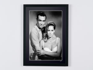 James Bond - Agente 007 contra el Dr. No - Sean Connery y Ursula Andress — fotografía de cine enmarcada, impresión Fine Art