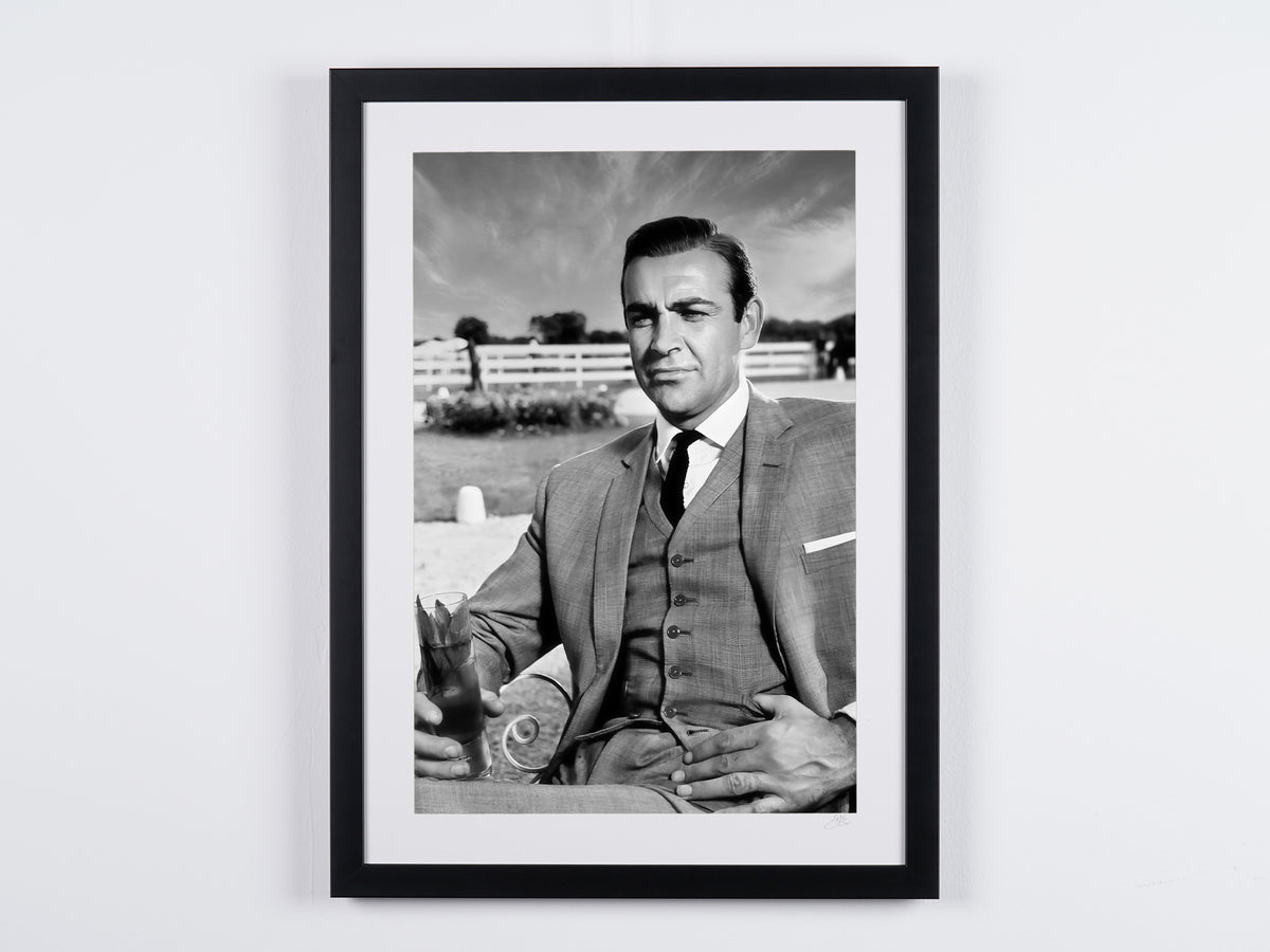 James Bond 007: Goldfinger - Sean Connery in his iconic grey suit — ingelijste filmfoto, Fine Art print