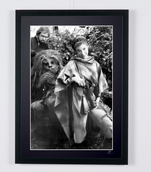 Star Wars Episode VI: Return of the Jedi, Carrie Fisher and Peter Mayhew, behind the scenes — ingelijste filmfoto