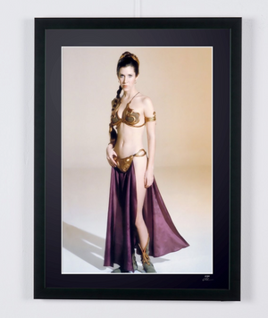 Star Wars Episode VI: Return of the Jedi, Carrie Fisher as Princess Leia Gold Bikini — ingelijste filmfoto