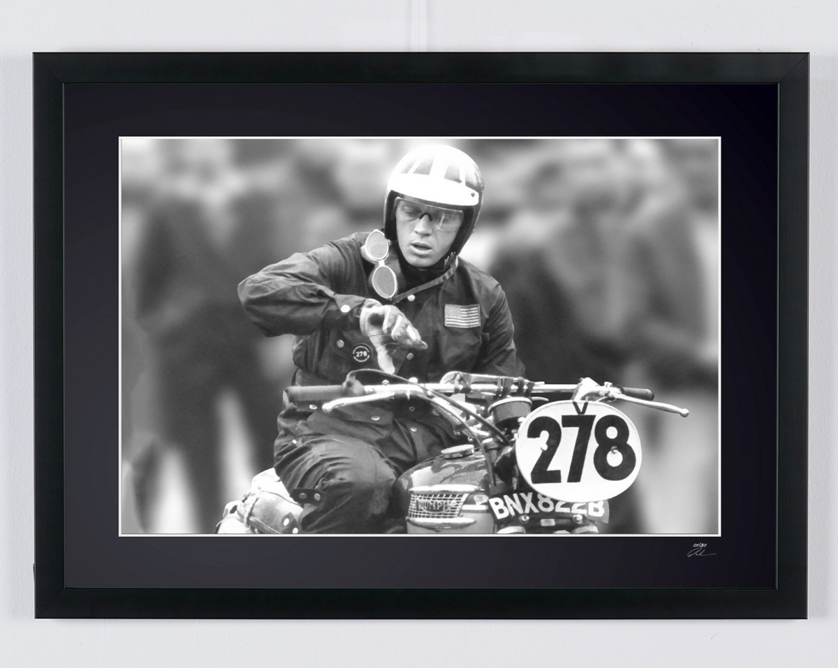 Photographie d’art de Steve McQueen dans Steve McQueen — International Six Days Trial, encadrée à la main — édition limitée de 30 exemplaires numérotés.