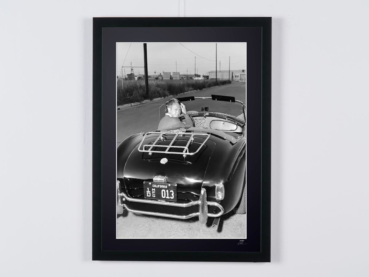 Photographie d’art de Steve McQueen dans Steve McQueen — AC Cobra, encadrée à la main — édition limitée de 30 exemplaires numérotés.