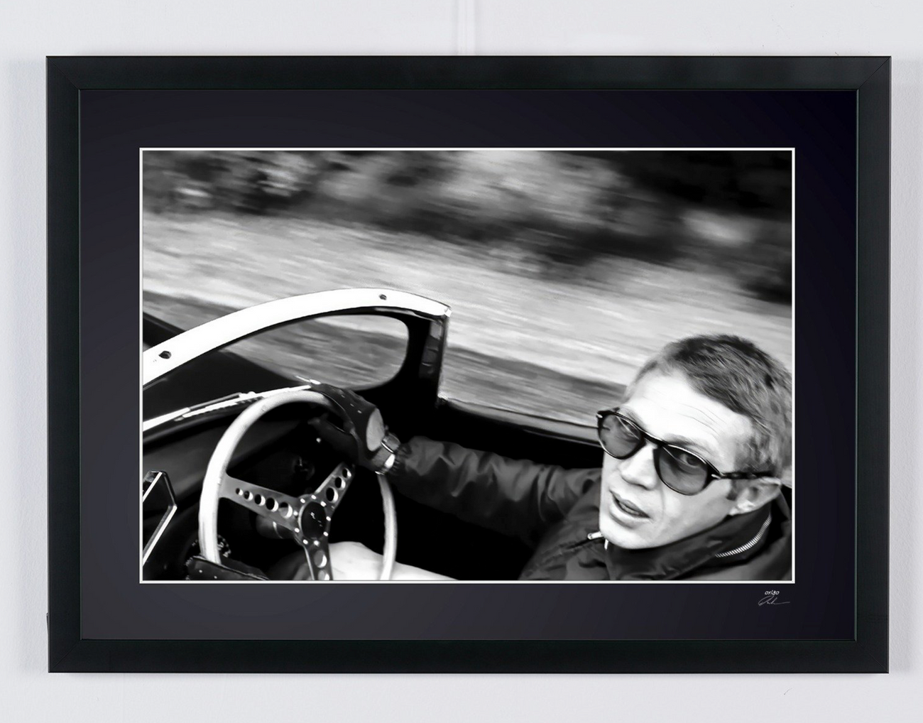 Kunstfoto van Steve McQueen in Steve McQueen — Jaguar XKSS, 1962, met de hand ingelijst — gelimiteerde oplage van 30 genummerde exemplaren.