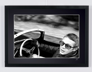 Steve McQueen - Drives Jaguar XK-SS 1962 — photographie de cinéma encadrée, tirage Fine Art