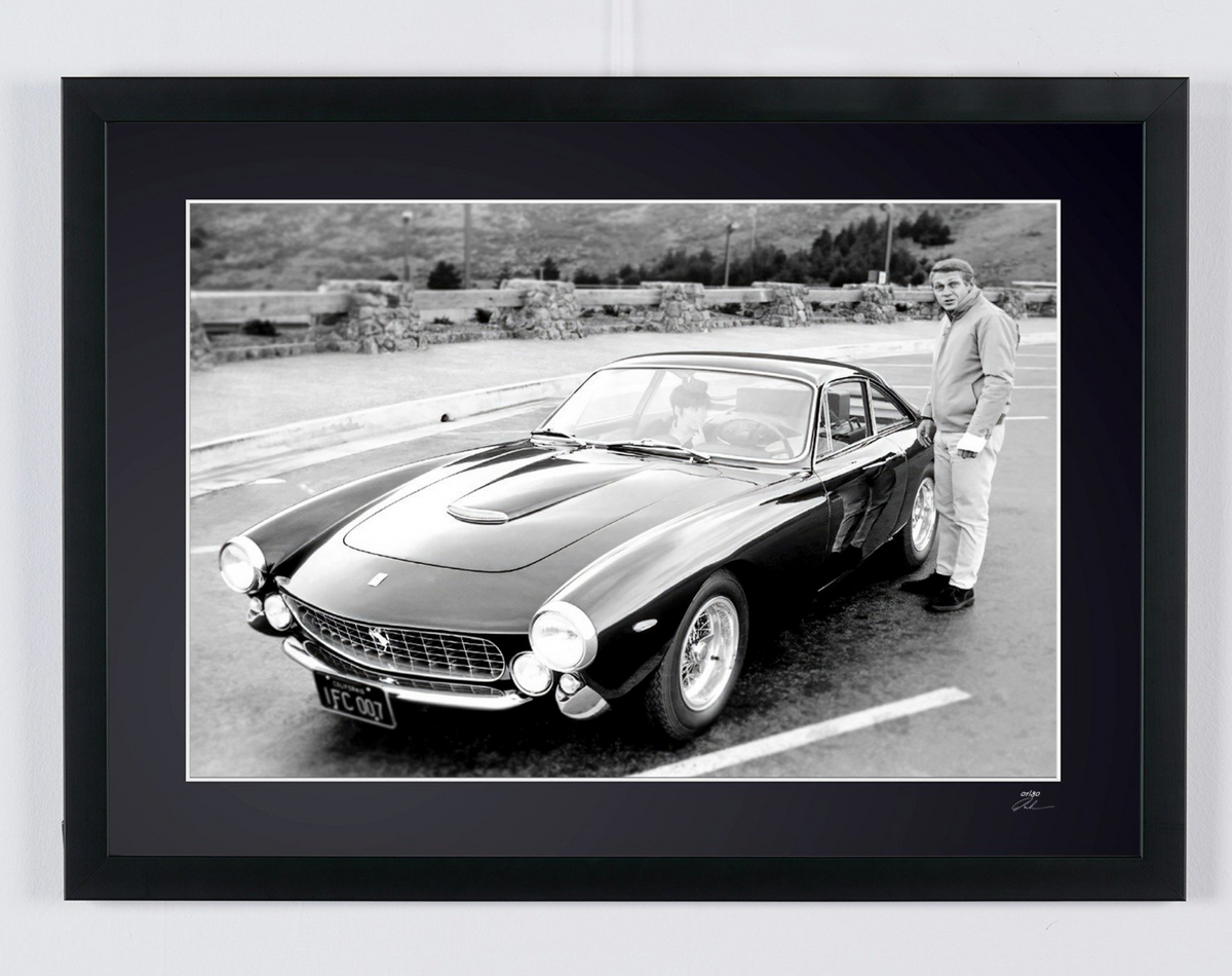 Photographie d’art de Steve McQueen dans Steve McQueen — Ferrari 250 GT Berlinetta Lusso, encadrée à la main — édition limitée de 30 exemplaires numérotés.