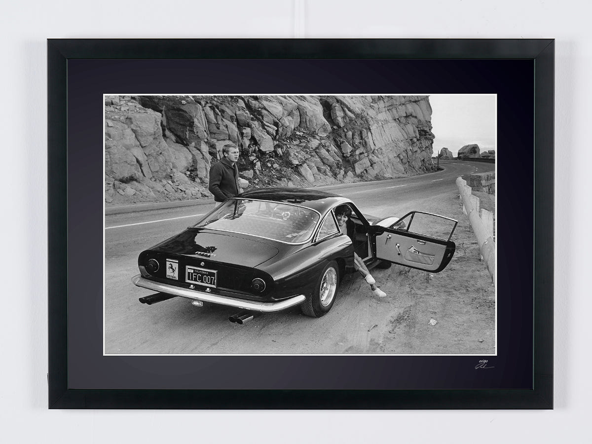 Photographie d’art de Steve McQueen dans Steve McQueen — Ferrari 250 GT Berlinetta Lusso, 1963, encadrée à la main — édition limitée de 30 exemplaires numérotés.