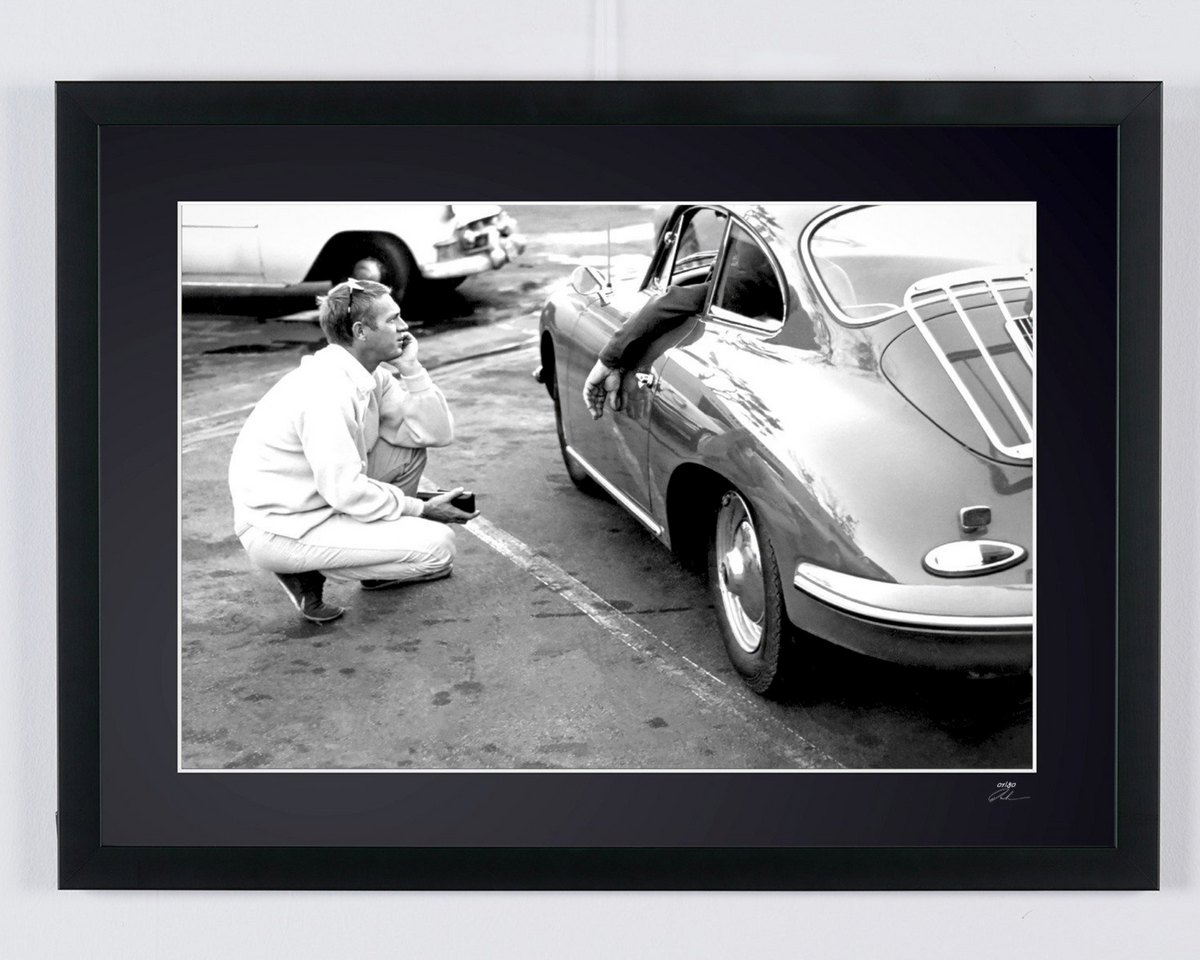 Photographie d’art de Steve McQueen dans Steve McQueen — Porsche 356, encadrée à la main — édition limitée de 30 exemplaires numérotés.