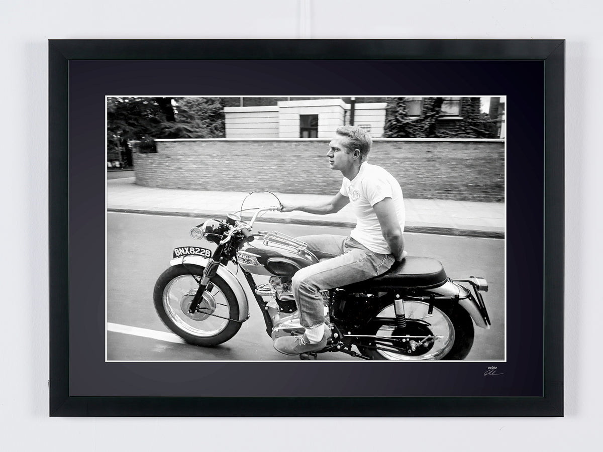 Steve McQueen en Triumph TR6 1966 — fotografía de cine enmarcada, impresión Fine Art