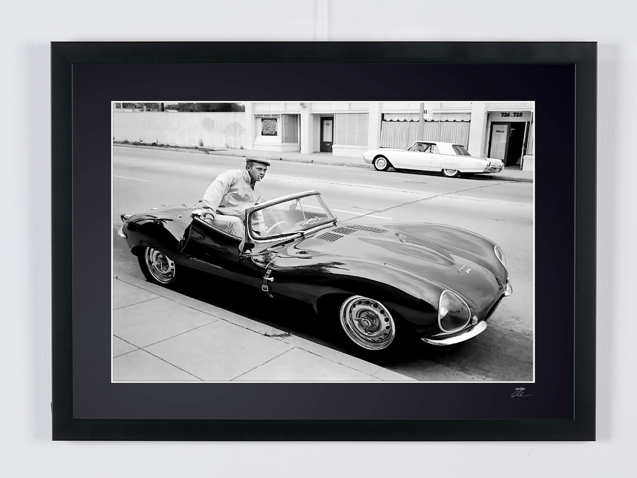 Photographie d’art de Steve McQueen dans Steve McQueen — Jaguar XKSS, encadrée à la main — édition limitée de 30 exemplaires numérotés.