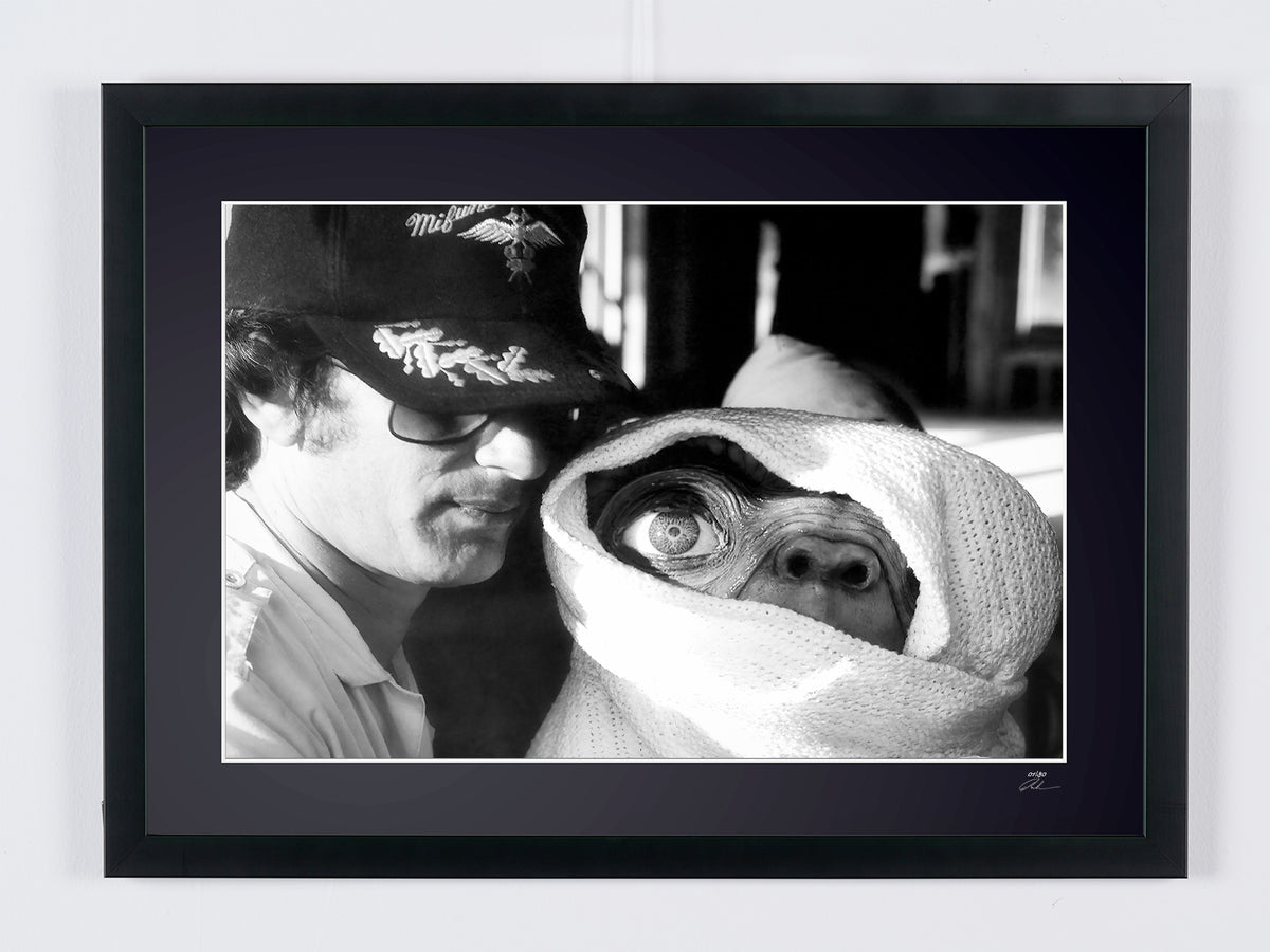 E.T. the Extra-Terrestrial (1982) - Steven Spielberg & E.T. — framed cinema photograph, Fine Art print