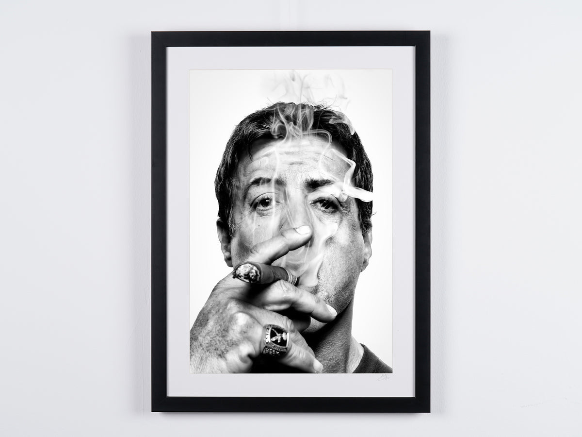 Sylvester Stallone (con cigarro) — fotografía de cine enmarcada, impresión Fine Art