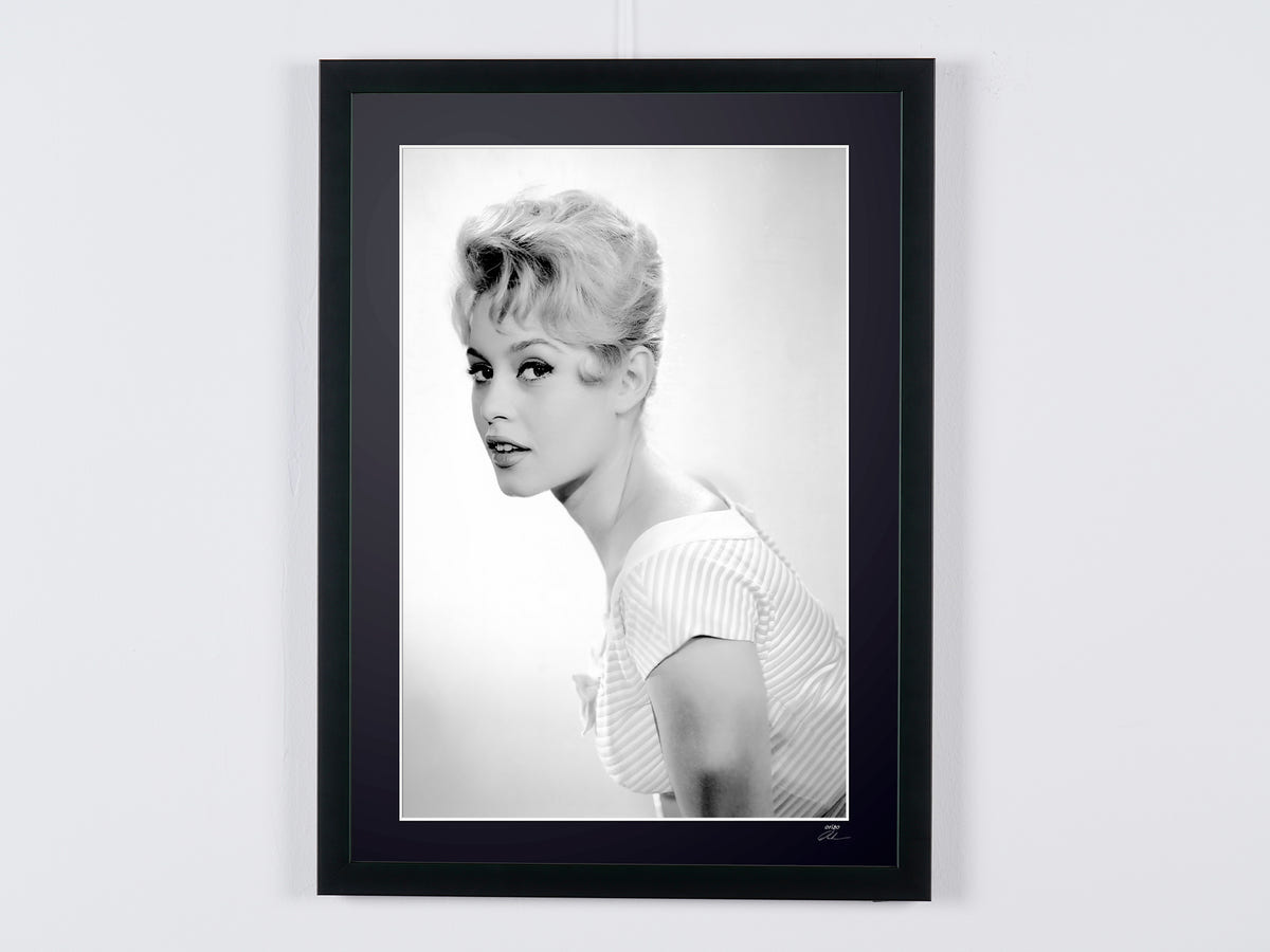 Fotografía de arte de Brigitte Bardot en La mariée est trop belle, enmarcada a mano — edición limitada de 30 ejemplares numerados.